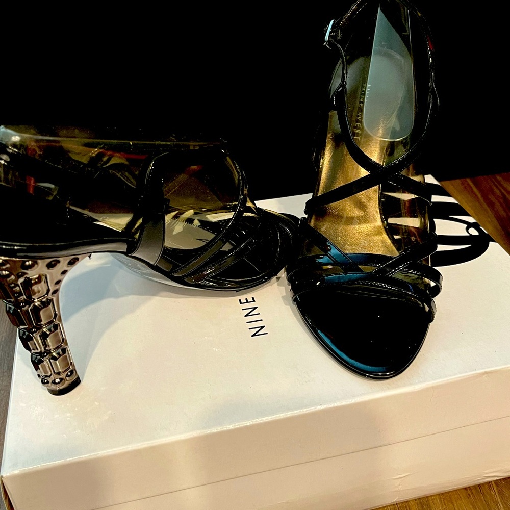 Ladies Nine West dress heels, patent leather with jemlet heel